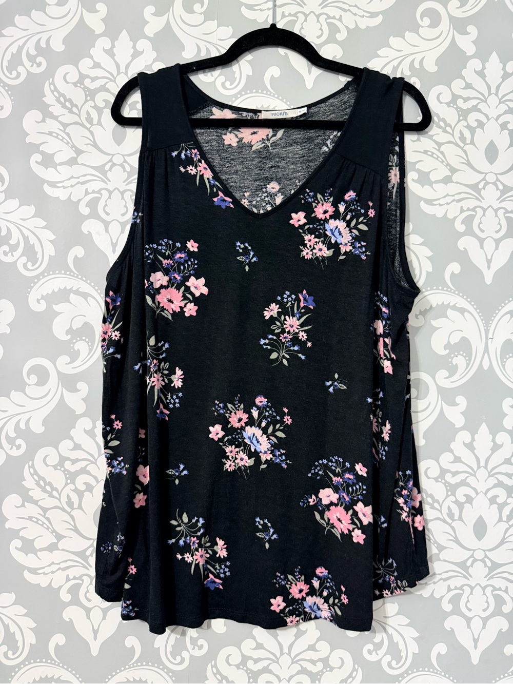 💫4/$25 • Ricki's Black Floral V-Neck Tank